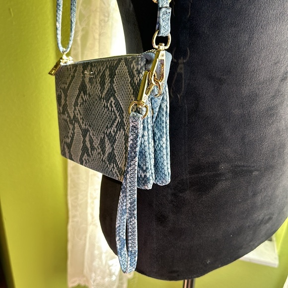 💖New listing! Blue snake skin print crossbody/ wristlet purse. - Picture 3 of 11